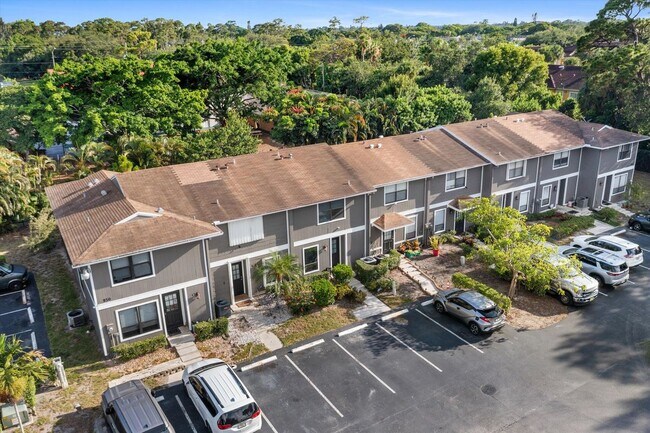 Building Photo - 850 Hill Dr