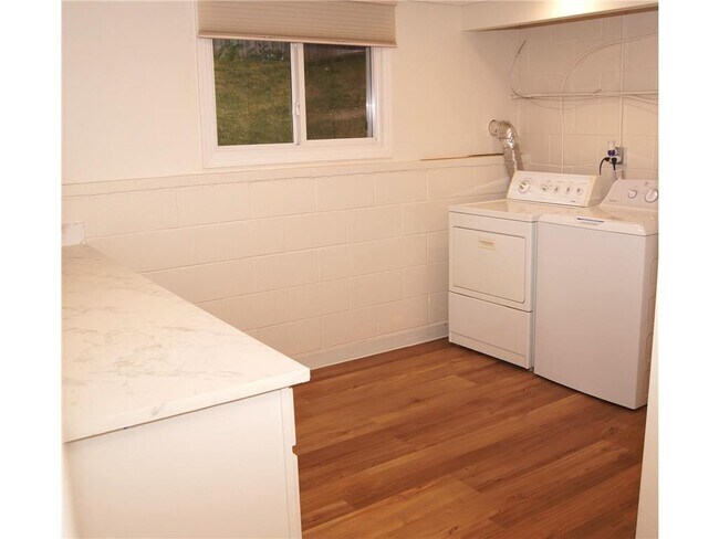 Building Photo - 330 Pondridge Cir