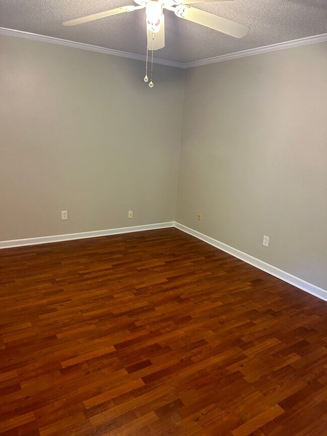 Building Photo - Greenville - 2BR, 1BA, 1000SF