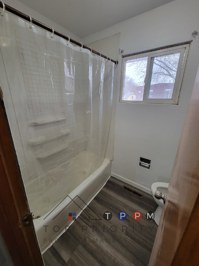 Building Photo - 1 Bedroom | 1 Bathroom Upper Unit in Water...