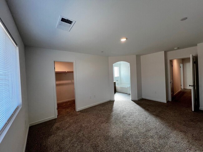 Building Photo - 812 Beaconsfield Ct