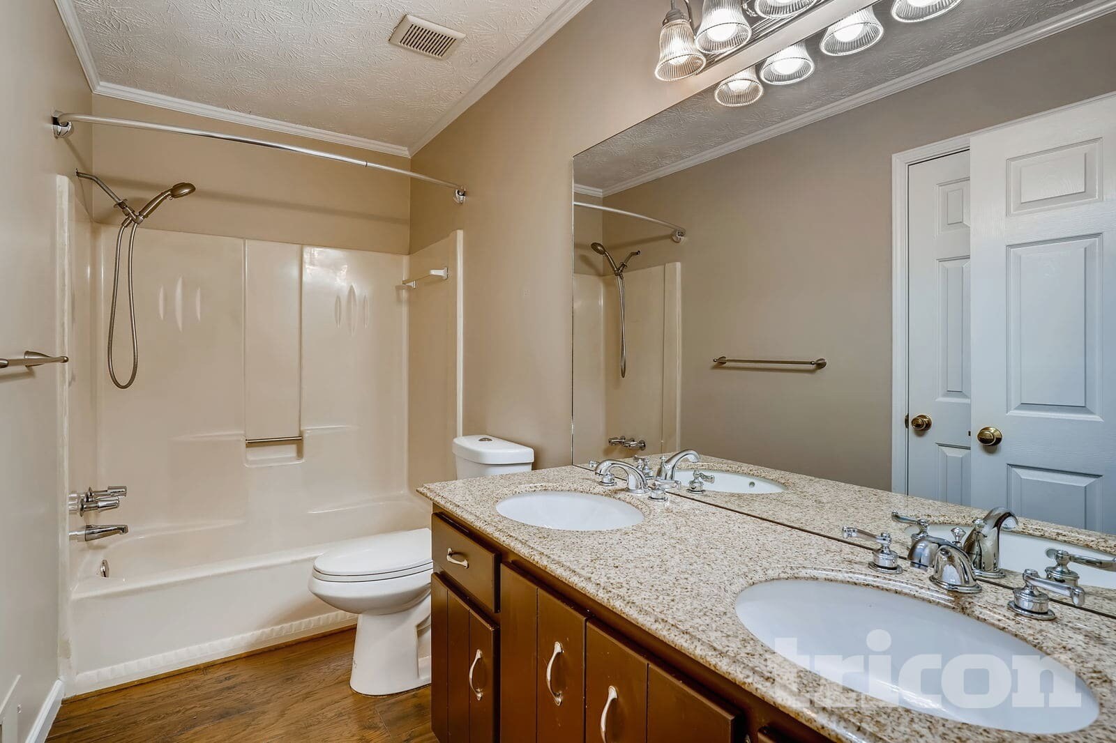 Building Photo - 136 Creekview Dr