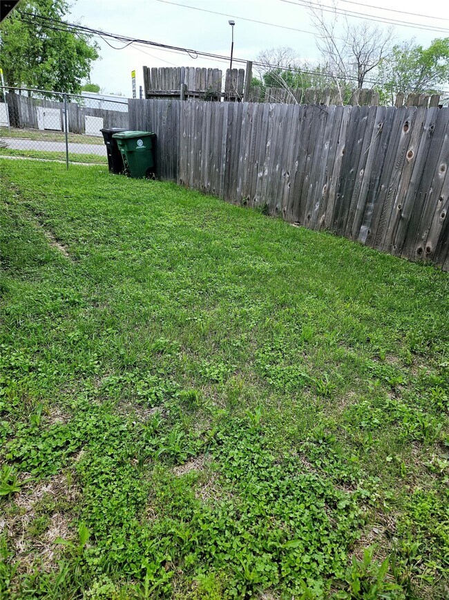 Building Photo - 6903 Kingsway Dr