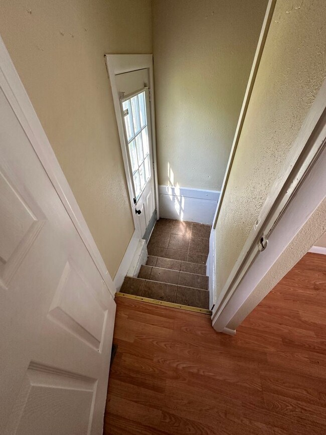 Building Photo - 2 bed 1 bath