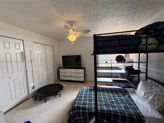 Building Photo - 450 Commodore Dr