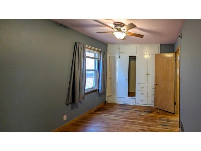 Building Photo - 301 Giles Pl