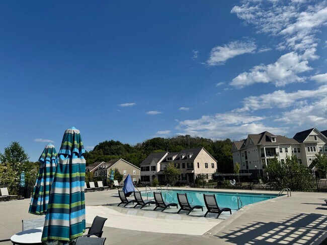 Building Photo - Beautiful End Unit Franklin Townhome