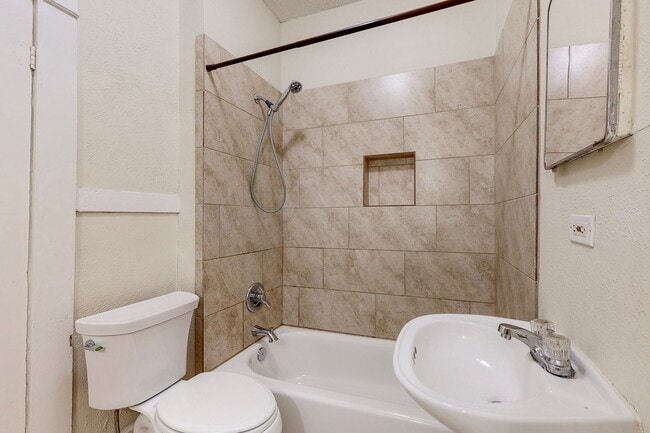 Building Photo - Available Mid-July! 3 Bedroom Home for Lea...