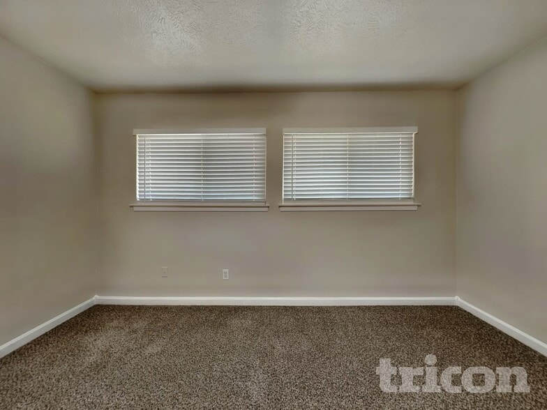 Building Photo - 3702 Deerbrook Dr