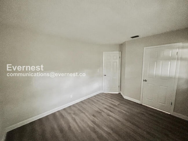 Building Photo - 2 Bed/1 Bath Townhome with Off-Street Parking / Pet-Friendly / Available Now!