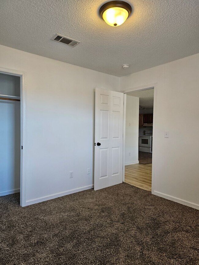 Building Photo - Spacious 4 Bedroom 2 Bath Upstairs unit!