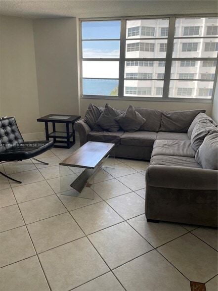 Building Photo - 801 Brickell Bay Dr