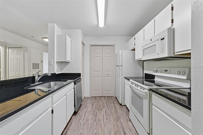 Building Photo - 5459 Vineland Rd