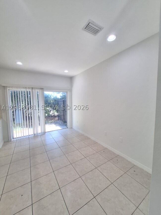Building Photo - 1654 SE 31st Ct