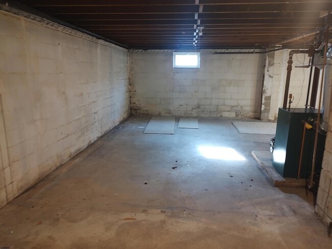 Building Photo - 3005 Fernwood Ave