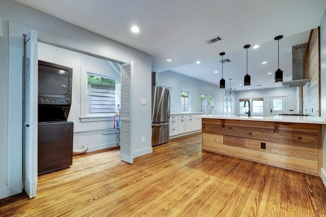 Building Photo - 1032 E 6 1/2 St