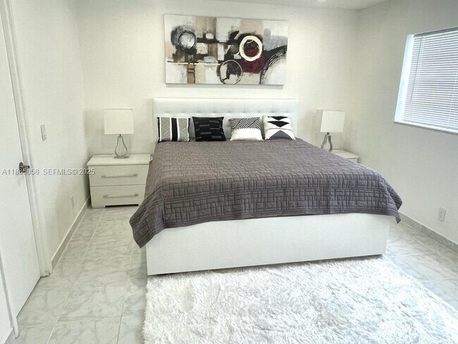 Building Photo - 5051 W Oakland Park Blvd