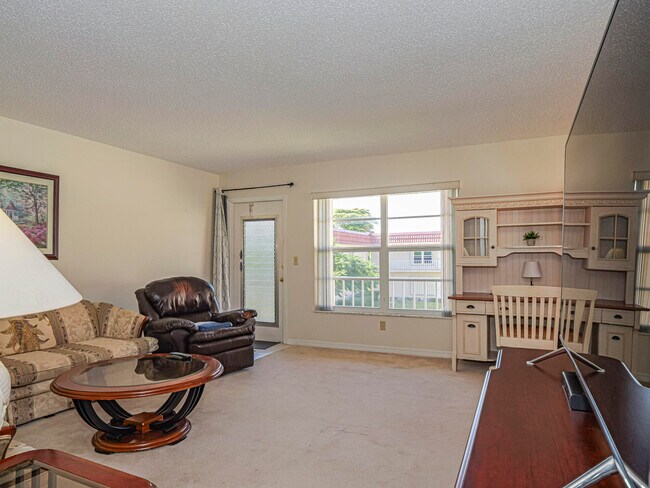 Building Photo - 36 Pine Arbor Ln