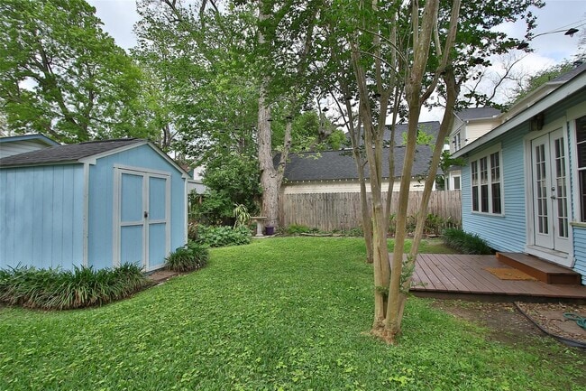 Building Photo - 1010 Louise St