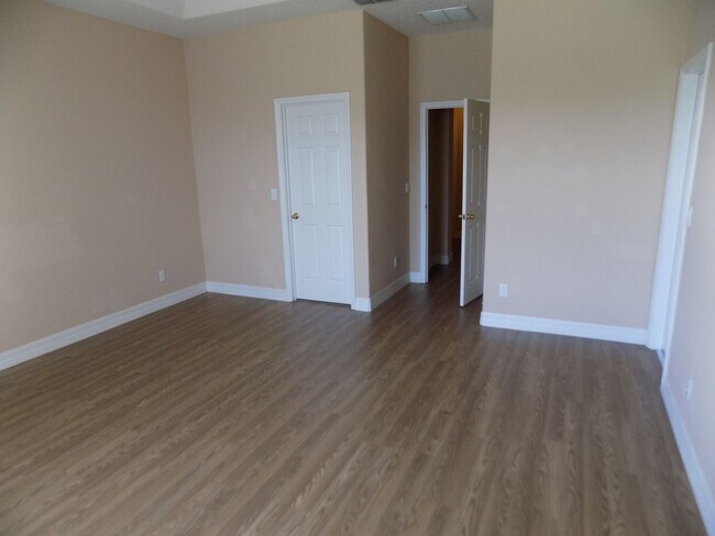 Building Photo - BEAUTIFUL 3 BEDROOM, 2 BATH, 3 CAR GARAGE ...