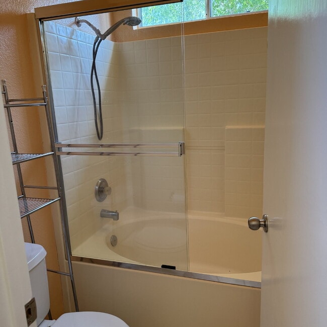 Building Photo - Great location near park and shopping