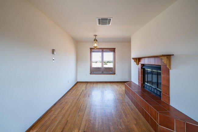 Building Photo - Classic Charm in the Heart of Downtown San...