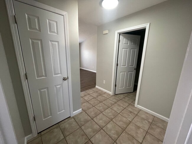 Building Photo - SUBLEASE - Three Bedroom Single Family Hom...