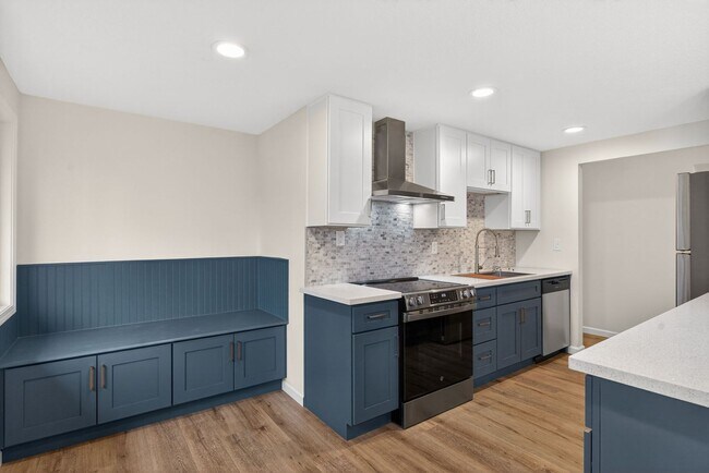 Building Photo - Updated 4BD Lake Oswego Home - Prime Location