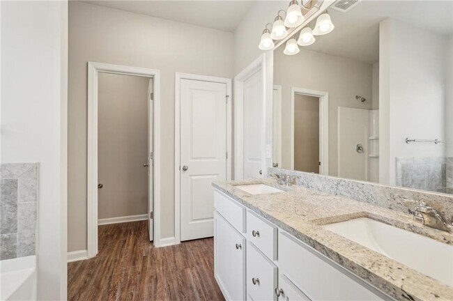 Building Photo - 516 College Dr