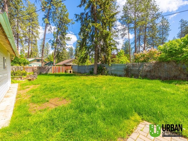 Building Photo - Charming 2 bed room 1.5 bathroom Cottage i...