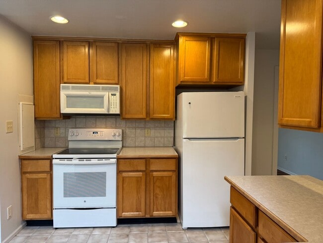 Building Photo - CLICK "REQUEST A TOUR" NOW!