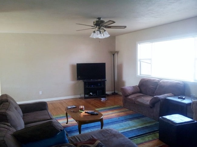 Building Photo - 2215 W Admiral Ave