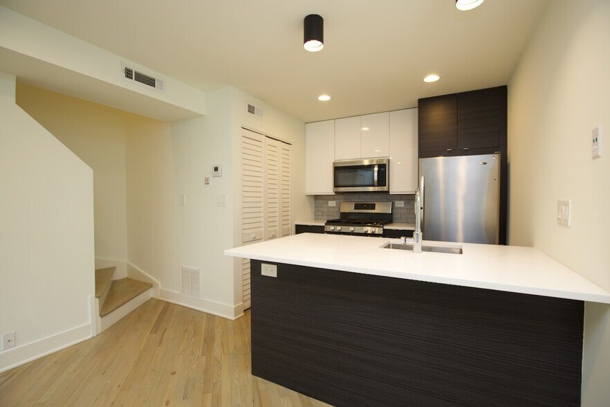 Building Photo - 843 W Grace St