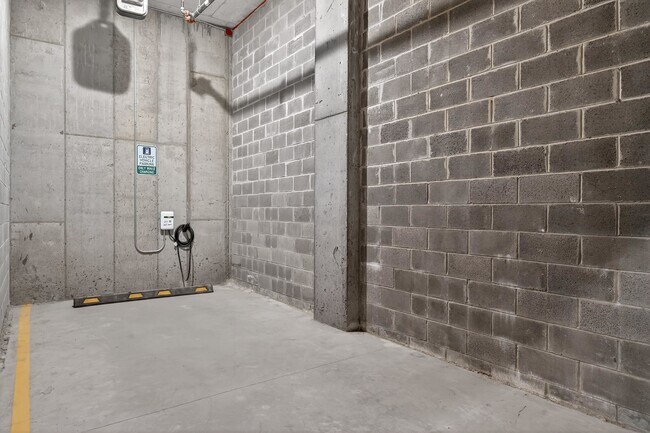 Building Photo - 139 Christopher Columbus Dr