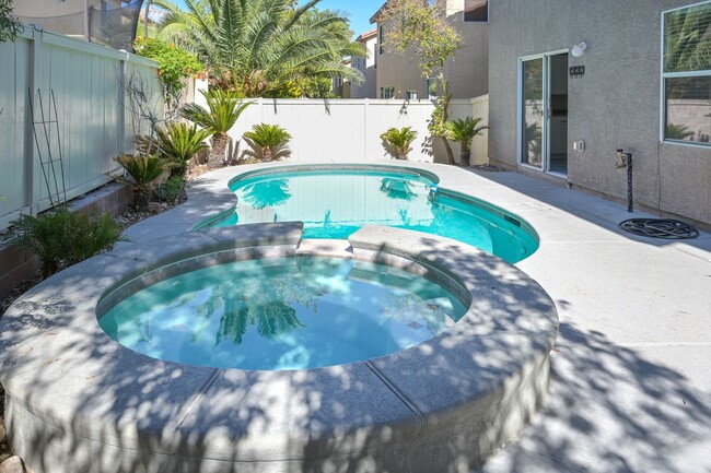 Building Photo - NW!!! 4 bedrooms!!! Pool and Spa!!! All ti...