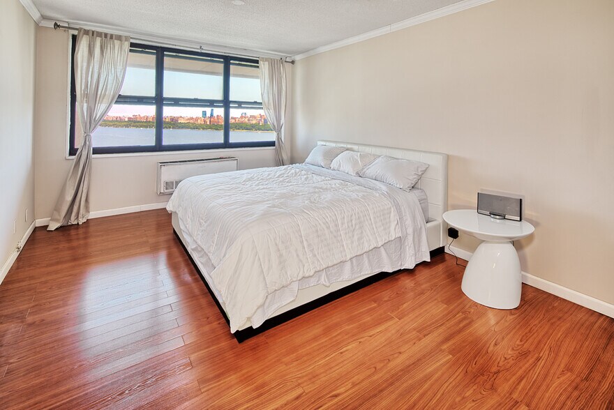 Building Photo - 7002 Boulevard E