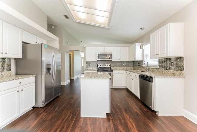 Building Photo - 878 S Lilac Loop
