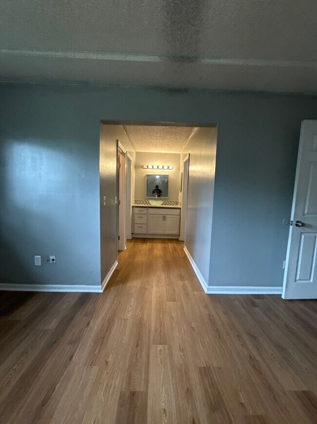 Building Photo - 1594 Twin Oak Dr E