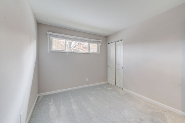 Building Photo - Pet Friendly, Single Family Renovated Home in Fox School District