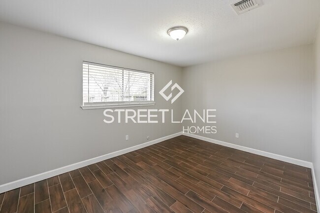 Building Photo - REDUCED!