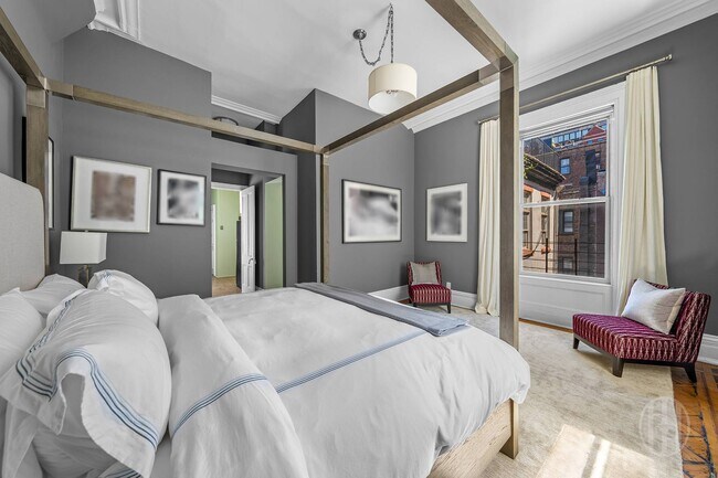 Building Photo - 24 E 11th St