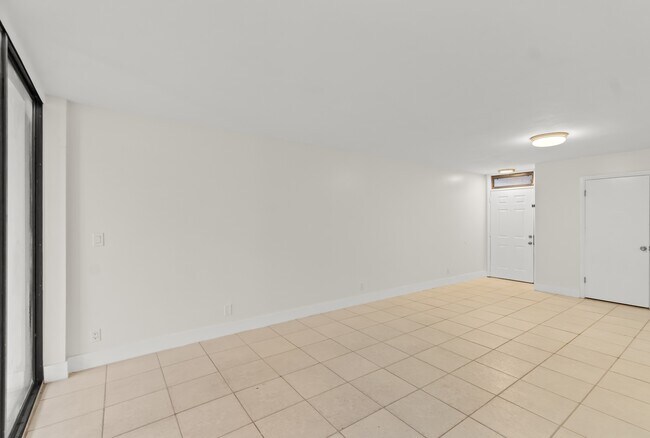 Building Photo - 215 Lake Pointe Dr