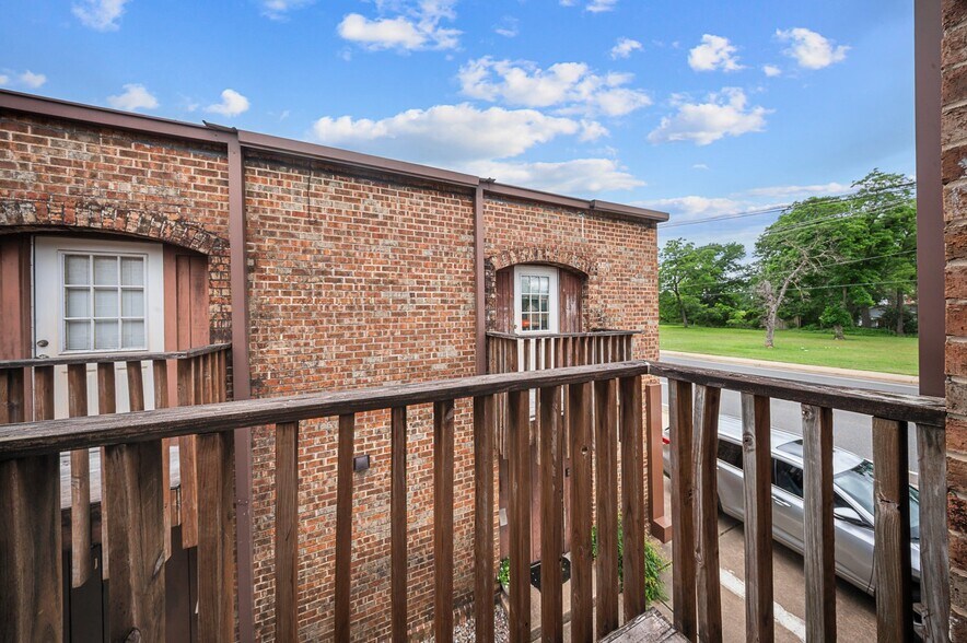 Building Photo - 208 E Starr Ave