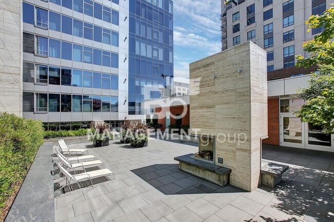 Building Photo - The Metropolitan, Pearl District's only 3b...
