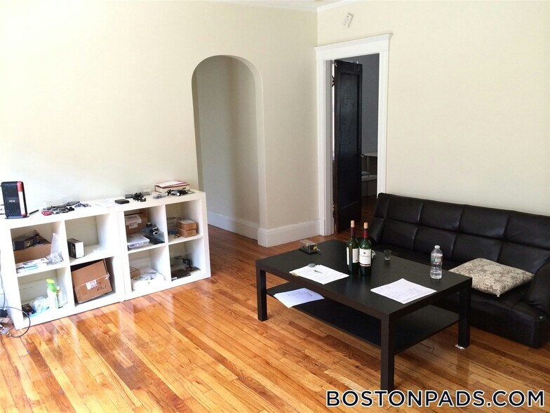 Building Photo - 349 Pleasant St