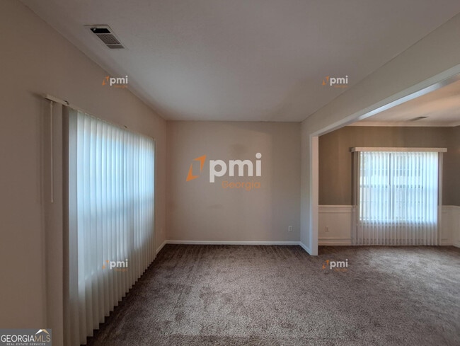 Building Photo - 1311 Vine Cir