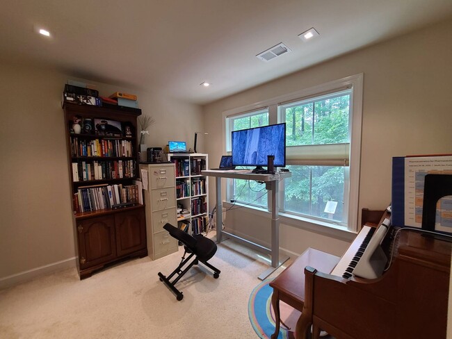 Building Photo - Beautiful 4 Bedroom Townhome in Gaithersburg!