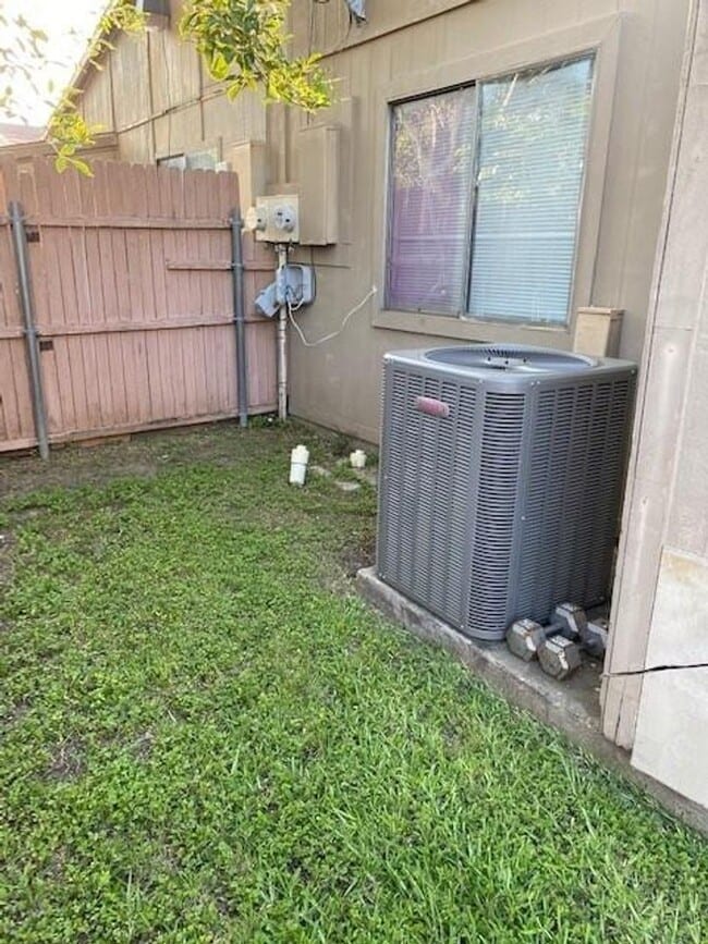 Building Photo - Welcome to this 3-Bedroom, 2-Bathroom Dupl...