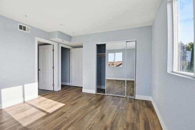 Building Photo - 608 E 29th St