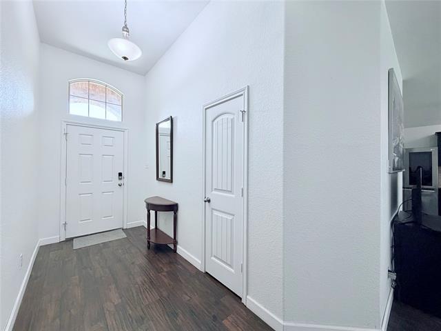 Building Photo - 520 Cantebury Park Ln
